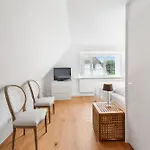 Carolinen Hof 1 *